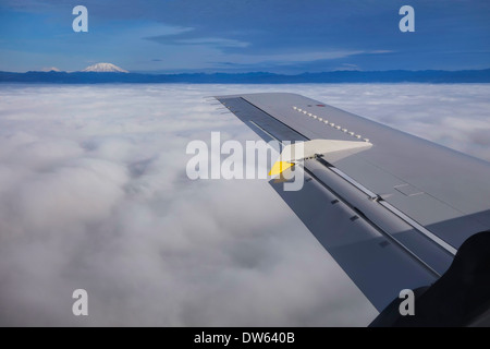 Volo aereo oltre il Portland, Oregon area su un nuvoloso giorno d'inverno, con Mt. Adams e le Cascade Mountains in Washington. Foto Stock