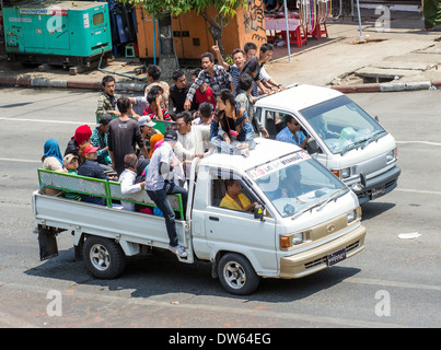 Gente allegra a cavallo su un camion Foto Stock