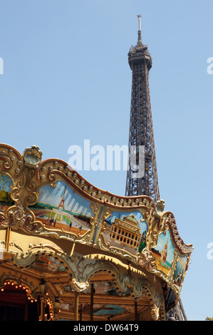 La Torre Eiffel e a merry-go-round con scene di Parigi dipinto su di esso Foto Stock