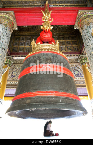 La donna è la meditazione alla campana nel monastero Shwe Dagon pagoda Foto Stock