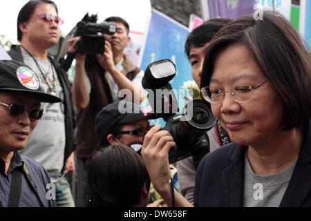 Taipei, Taiwan - 28 Febbraio 2014: Tsai Ing-Wen, ex-presidentessa di Taiwan l'opposizione importante partito Democratico Progressista (DPP) sinistro 228 Parco del Memoriale della Pace dopo la posa di fiori davanti al monumento su Taiwan durante l anniversario del massacro di 1947 che migliaia di persone sono state uccise dai nazionalisti del Kuomintang truppe dalla Cina a Taipei il Parco della Pace il 28 febbraio 2014. Il massacro è rimasto tabù per decenni sotto il tardo nazionalista leader KMT Chiang Kai-shek la regola. Non è stato fino al 1995, che poi il presidente Lee Teng-hui realizzato il primo ufficiale di scuse. Foto Stock