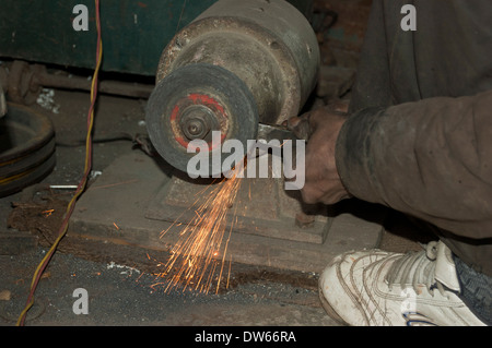 1 Indian uomo al lavoro in fabbrica Foto Stock