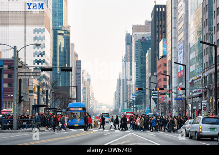 Pedoni di attraversare la strada nel quartiere di Gangnam di Seoul, Corea del Sud. Foto Stock