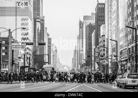 Pedoni di attraversare la strada nel quartiere di Gangnam di Seoul, Corea del Sud. Foto Stock