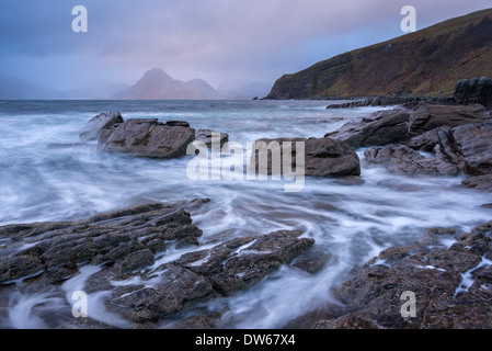 Spettacolare costa di Elgol, guardando attraverso il Cuillins, Isola di Skye in Scozia. Inverno (Novembre) 2013. Foto Stock