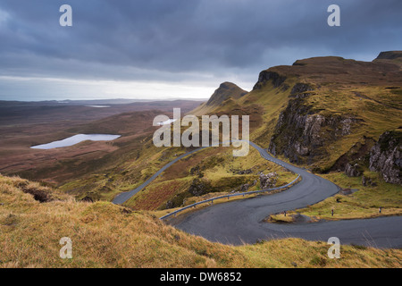 Strada tortuosa che conduce attraverso le montagne, Quiraing, Isola di Skye in Scozia. Inverno (dicembre) 2013. Foto Stock