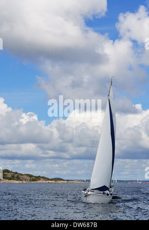 Unica barca a vela sul lago Foto Stock