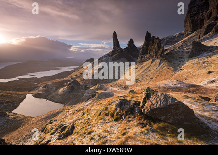 Lo scenario spettacolare presso il vecchio uomo di Storr, Isola di Skye in Scozia. Inverno (dicembre) 2013. Foto Stock