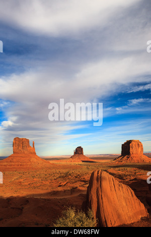 Tramonto nella Monument Valley Navajo Tribal Park al confine dello Utah e Arizona Foto Stock