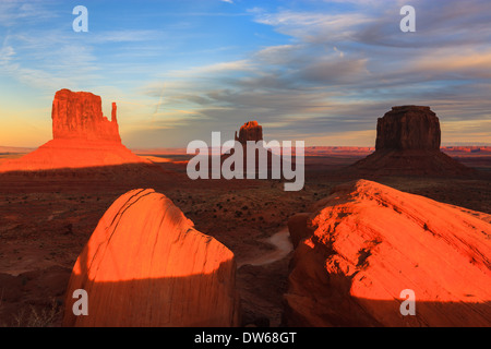 Tramonto nella Monument Valley Navajo Tribal Park al confine dello Utah e Arizona Foto Stock