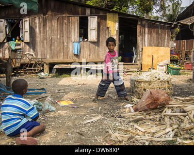 Mae Sot, Tak, Thailandia. 28 feb 2014. Ragazzi birmani giocare davanti le loro case a Mae Sot. Mae Sot, sul Thai-Myanmer (Birmania) frontiera, ha una grande popolazione di immigrati birmani. Alcuni sono i rifugiati che hanno lasciato il Myanmar per sfuggire dei disordini civili e la persecuzione politica, altri sono ''rifugiati economici'' che è venuto in Thailandia in cerca di lavoro e migliori opportunità. © Jack Kurtz/ZUMAPRESS.com/Alamy Live News Foto Stock