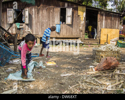 Mae Sot, Tak, Thailandia. 28 feb 2014. Ragazzi birmani giocare davanti le loro case a Mae Sot. Mae Sot, sul Thai-Myanmer (Birmania) frontiera, ha una grande popolazione di immigrati birmani. Alcuni sono i rifugiati che hanno lasciato il Myanmar per sfuggire dei disordini civili e la persecuzione politica, altri sono ''rifugiati economici'' che è venuto in Thailandia in cerca di lavoro e migliori opportunità. © Jack Kurtz/ZUMAPRESS.com/Alamy Live News Foto Stock