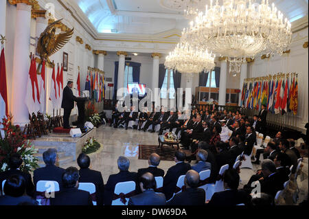 Jakarta, Indonesia. 1 Mar 2014. Il presidente indonesiano Susilo Bambang Yudhoyono (L) parla durante la fase di apertura della seconda Conferenza di cooperazione tra Asia Orientale paesi per lo sviluppo della Palestina CEAPAD (II) a Jakarta, Indonesia, 1 marzo 2014. Credito: Agung Kuncahya B./Xinhua/Alamy Live News Foto Stock