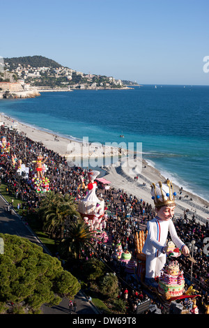 Sfilata di Carnevale di Nizza nel 2014, il Re sulla Promenade des Anglais. Nizza, Alpi Marittime, Costa Azzurra, Francia. Foto Stock