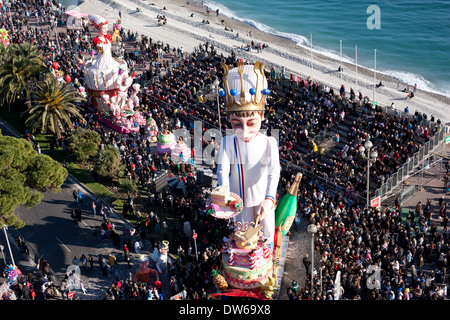 Sfilata di Carnevale di Nizza nel 2014, il Re sulla Promenade des Anglais. Nizza, Alpi Marittime, Costa Azzurra, Francia. Foto Stock