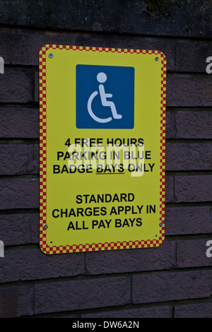Simbolo di parcheggio per il Blu porta badge su un muro di mattoni Foto Stock