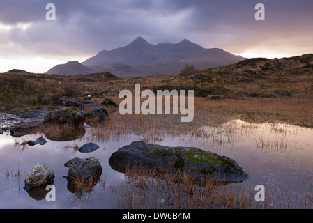 Le montagne Cuillin da Glen Sligachan, Isola di Skye in Scozia. Inverno (Novembre) 2013. Foto Stock