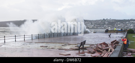 Penzance Promenade e il lungomare durante febbraio 2014 tempeste Foto Stock