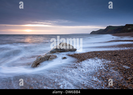 Inverno tramonto sulla spiaggia Eype su Jurassic Coast, Dorset, Inghilterra. Inverno (gennaio) 2014. Foto Stock