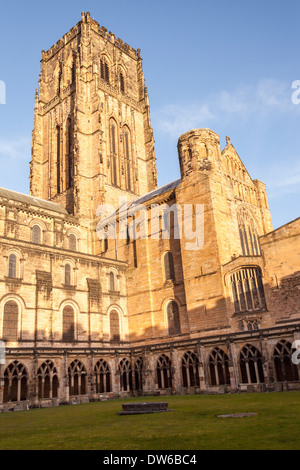 Torre centrale e del transetto sud, la Cattedrale di Durham visto dal chiostro, Durham, County Durham, Inghilterra Foto Stock