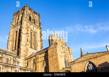 Torre centrale e del transetto sud, la Cattedrale di Durham visto dal chiostro, Durham, County Durham, Inghilterra Foto Stock