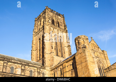 Torre centrale e del transetto sud, la Cattedrale di Durham visto dal chiostro, Durham, County Durham, Inghilterra Foto Stock