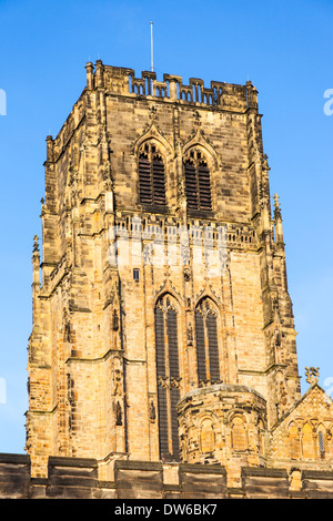 La torre centrale, la Cattedrale di Durham visto dal chiostro, Durham, County Durham, Inghilterra Foto Stock