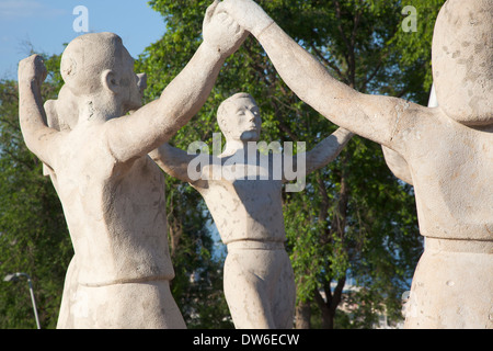 In Spagna, in Catalogna, Barcellona, Monumento a la Sardana scultura in pietra nel Parc de Montjuic raffigurante il catalano nazionale di danza. Foto Stock