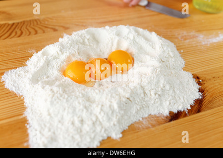 La preparazione tradizionale polacco torte crunch chiamato Faworki Chrust o. Foto Stock