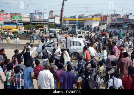 Varanasi (India). 1 Marzo, 2014. Le persone si radunano per incontrare con il Congresso Vice Presidente Rahul Gandi durante incontra con Rikshawpuller a Varanasi Cant station su 01-03-2014. (Foto di Prabhat Kumar Verma/Pacific Stampa) Foto Stock