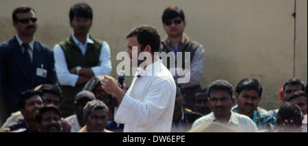 Varanasi (India). 1 Marzo, 2014. Congresso Vice Presidente Rahul durante soddisfa con Rikshawpuller a Varanasi Cant station su 01-03-2014. (Foto di Prabhat Kumar Verma/Pacific Stampa) Foto Stock