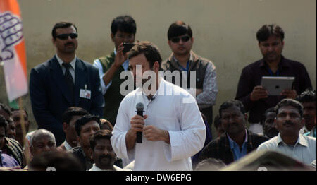 Varanasi (India). 1 Marzo, 2014. Congresso Vice Presidente Rahul durante soddisfa con Rikshawpuller a Varanasi Cant station su 01-03-2014. (Foto di Prabhat Kumar Verma/Pacific Stampa) Foto Stock