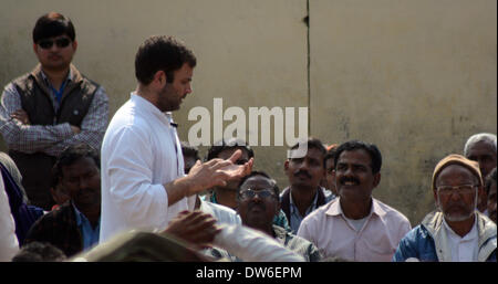 Varanasi (India). 1 Marzo, 2014. Congresso Vice Presidente Rahul durante soddisfa con Rikshawpuller a Varanasi Cant station su 01-03-2014. (Foto di Prabhat Kumar Verma/Pacific Stampa) Foto Stock