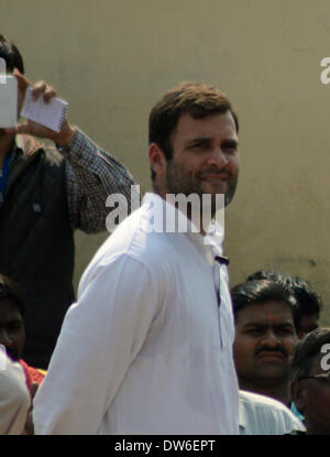 Varanasi (India). 1 Marzo, 2014. Congresso Vice Presidente Rahul durante soddisfa con Rikshawpuller a Varanasi Cant station su 01-03-2014. (Foto di Prabhat Kumar Verma/Pacific Stampa) Foto Stock