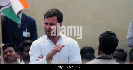 Varanasi (India). 1 Marzo, 2014. Congresso Vice Presidente Rahul Gandi soddisfa con Rikshawpuller a Varanasi Cant station su 01-03-2014. (Foto di Prabhat Kumar Verma/Pacific Stampa) Foto Stock