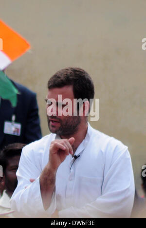 Varanasi (India). 1 Marzo, 2014. Congresso Vice Presidente Rahul durante soddisfa con Rikshawpuller a Varanasi Cant station su 01-03-2014. (Foto di Prabhat Kumar Verma/Pacific Stampa) Foto Stock