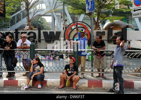 Bangkok, Tailandia. 1 Mar 2014. Governo anti-manifestanti ascoltare un discorso su una strada principale hanno bloccato nella zona centrale di Bangkok, Thailandia, 1 marzo 2014. Thai governo anti-leader di protesta Suthep Thaugsuban il 28 febbraio ha annunciato il funzionamento di paralizzare la capitale Bangkok, che ha durato da Gen 13, verrà terminata il 3 marzo. Credito: Gao Jianjun/Xinhua/Alamy Live News Foto Stock