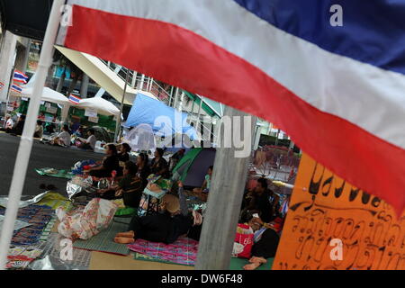 Bangkok, Tailandia. 1 Mar 2014. Governo anti-manifestanti resto vicino alle loro tende su una strada principale hanno bloccato nella zona centrale di Bangkok, Thailandia, 1 marzo 2014. Thai governo anti-leader di protesta Suthep Thaugsuban il 28 febbraio ha annunciato il funzionamento di paralizzare la capitale Bangkok, che ha durato da Gen 13, verrà terminata il 3 marzo. Credito: Gao Jianjun/Xinhua/Alamy Live News Foto Stock