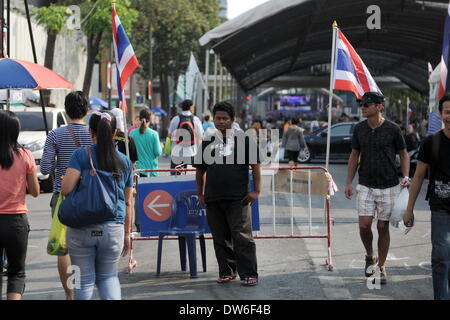 Bangkok, Tailandia. 1 Mar 2014. Una guardia di sicurezza si trova di fronte una barricata su una strada principale hanno bloccato nella zona centrale di Bangkok, Thailandia, 1 marzo 2014. Thai governo anti-leader di protesta Suthep Thaugsuban il 28 febbraio ha annunciato il funzionamento di paralizzare la capitale Bangkok, che ha durato da Gen 13, verrà terminata il 3 marzo. Credito: Gao Jianjun/Xinhua/Alamy Live News Foto Stock