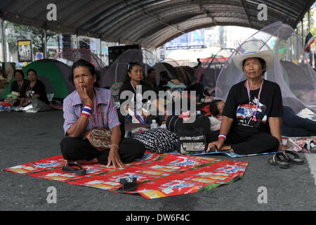 Bangkok, Tailandia. 1 Mar 2014. Governo anti-manifestanti resto vicino alle loro tende su una strada principale hanno bloccato nella zona centrale di Bangkok, Thailandia, 1 marzo 2014. Thai governo anti-leader di protesta Suthep Thaugsuban il 28 febbraio ha annunciato il funzionamento di paralizzare la capitale Bangkok, che ha durato da Gen 13, verrà terminata il 3 marzo. Credito: Gao Jianjun/Xinhua/Alamy Live News Foto Stock