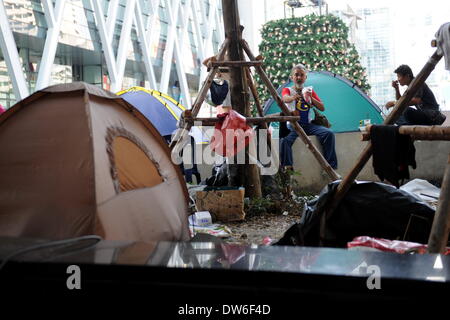 Bangkok, Tailandia. 1 Mar 2014. Governo anti-manifestanti resto vicino alle loro tende su una strada principale hanno bloccato nella zona centrale di Bangkok, Thailandia, 1 marzo 2014. Thai governo anti-leader di protesta Suthep Thaugsuban il 28 febbraio ha annunciato il funzionamento di paralizzare la capitale Bangkok, che ha durato da Gen 13, verrà terminata il 3 marzo. Credito: Gao Jianjun/Xinhua/Alamy Live News Foto Stock