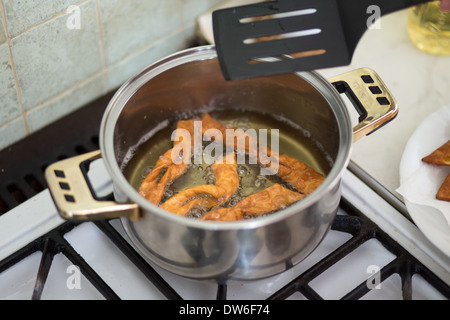 La preparazione tradizionale polacco torte crunch chiamato Faworki Chrust o. Foto Stock