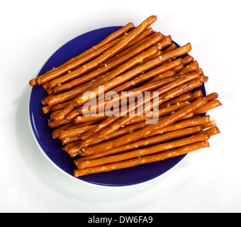 Pane salato snack dito su sfondo bianco Foto Stock