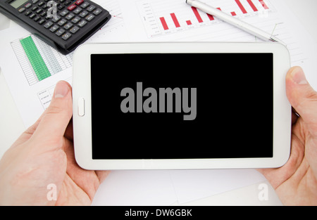 Tablet PC con schermo vuoto. Moderni posti di lavoro in ufficio Foto Stock