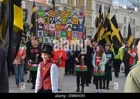 Cardiff, Regno Unito. 1 Marzo, 2014. Il St. Davids Day Marzo attraverso Cardiff City Centre ha attirato migliaia di persone alla linea per le strade della capitale, per contrassegnare la celebrazione del Galles " patrono San Davide o DEWI SANT in gallese. Credito; Tom Guy/Alamy Foto Stock