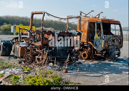 Abbandonato bruciata HGV cabine di autocarri Foto Stock