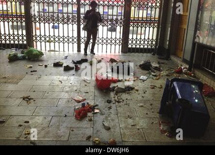 Kunming. 1 Mar 2014. La foto è stata scattata il 1 marzo 2014 mostra i bagagli dispersi all'interno di Kunming alla Stazione di Kunming, capitale del sud-ovest della Cina di Provincia di Yunnan. Ventisette persone sono morti accertati e 109 altri feriti sabato in una stazione ferroviaria violento attacco nel sud-ovest della città cinese di Kunming, hanno detto le autorità. Credito: Lin Yiguang/Xinhua/Alamy Live News Foto Stock