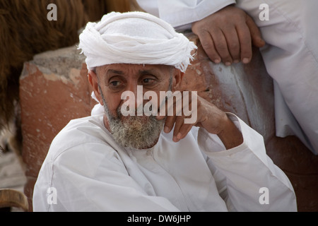 Il vecchio uomo presso gli agricoltori settimanale mercato del bestiame Nizwa Oman Foto Stock