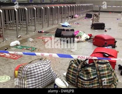 Kunming. 1 Mar 2014. Foto scattata dal telefono cellulare il 1 marzo 2014 mostra bagagli dispersi all'interno di Kunming alla Stazione di Kunming, capitale del sud-ovest della Cina di Provincia di Yunnan. Ventisette persone sono morti accertati e 109 altri feriti sabato in una stazione ferroviaria violento attacco nel sud-ovest della città cinese di Kunming, hanno detto le autorità. Credito: Lin Yiguang/Xinhua/Alamy Live News Foto Stock