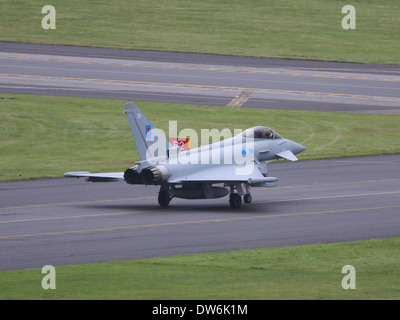 RAF Eurofighter Typhoon multirole jet da combattimento aereo sulla pista a Farnborough International Air Show Foto Stock